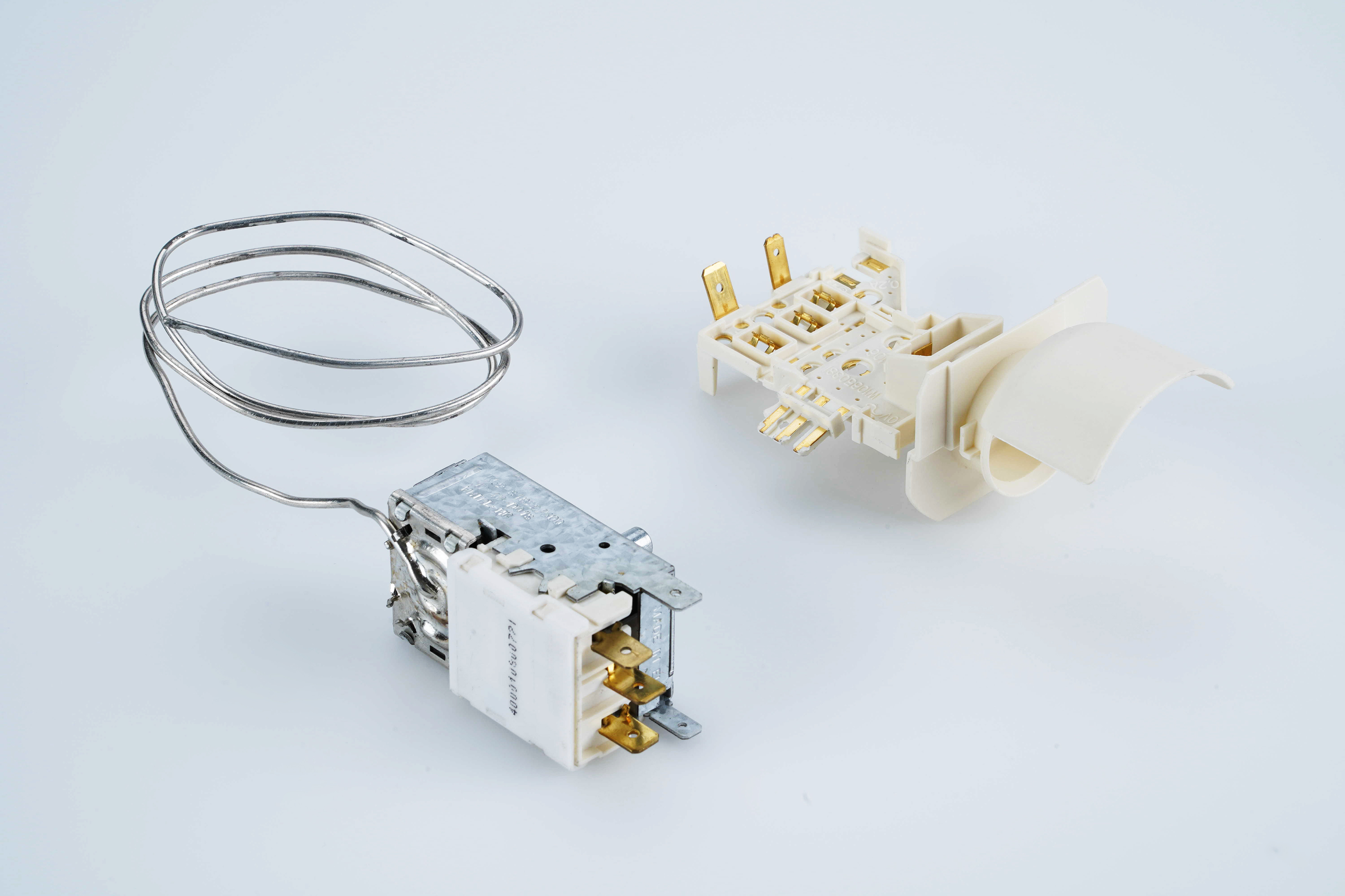 Bauknecht thermostat + support de lampe 484000008568 pour réfrigérateur bauknecht kri1804/a+ 8550111